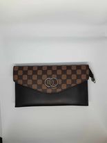 sac a main ou pochette a main noir
